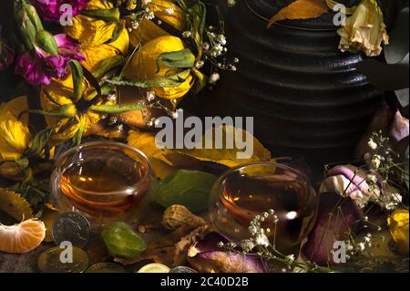 Teeparty Zeremonie mit Blumen und Snacks und Geld verstreut auf dem Tisch. Mischkultur Asiatisch und Australien Konzept. Vergessene Erinnerung im Stockfoto