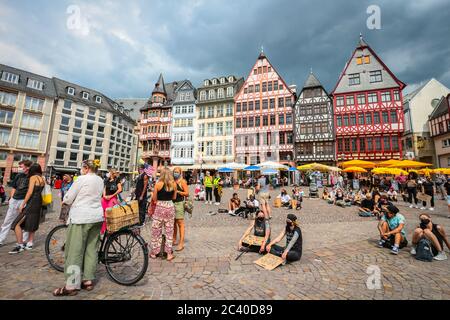 Referent bei der Black Lives Matter Kundgebung am Römerberg, dem Rathausplatz im Zentrum von Frankfurt am Main, Hessen. Stockfoto