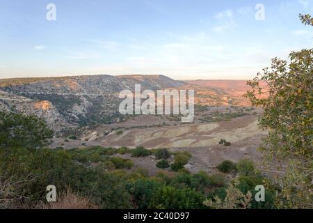 Landschaft von Zypern in der Nähe der Avakas-Schlucht. Wilde Natur. Das Konzept von Reisen und Tourismus. Stockfoto