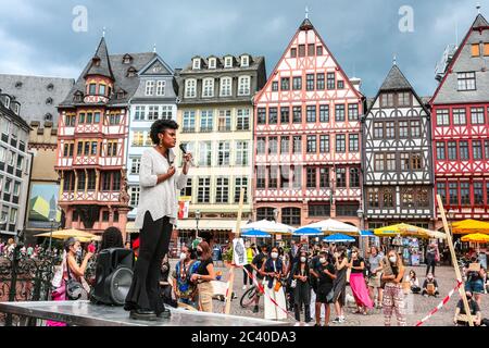 Referent bei der Black Lives Matter Kundgebung am Römerberg, dem Rathausplatz im Zentrum von Frankfurt am Main, Hessen. Stockfoto