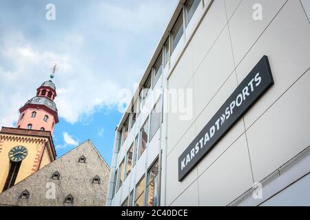 Karstadt Sports Kaufhaus am Hauptwache, Frankfurt, Deutschland. Der Einzelhändler kündigte während der Coronavirus-Krise die Schließung von Dutzenden von Geschäften an. Stockfoto