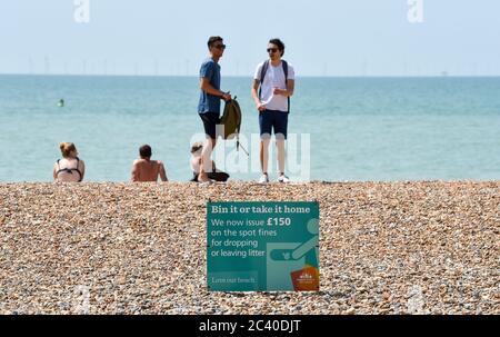 Brighton UK 23. Juni 2020 - Zeichen Warnung vor Geldstrafen für diejenigen, die Abfall verlassen, wie Massen strömen zu Brighton Strand heute, wie sie die heiße Sonne genießen . Das Wetter wird in den nächsten Tagen noch wärmer, die Temperaturen werden voraussichtlich über 30 Grad in Teilen des Südostens erreichen : Credit Simon Dack / Alamy Live News Stockfoto