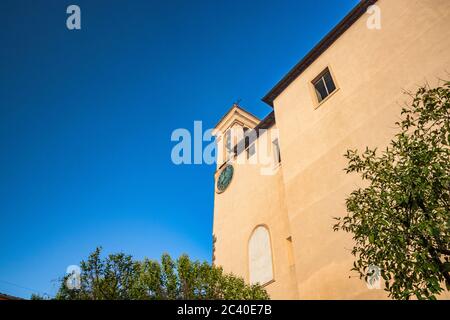 Das Kloster S. Maria delle Grazie, auf dem Santa Maria Platz. Der Glockenturm mit der Uhr. Der blaue Himmel bei Sonnenuntergang. Zagarolo, Provinz Rom, Latium, Stockfoto