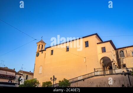 Das Kloster S. Maria delle Grazie, auf dem Santa Maria Platz. Der Glockenturm mit der Uhr. Der blaue Himmel bei Sonnenuntergang. Zagarolo, Provinz Rom, Latium, Stockfoto
