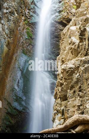 Blick auf einen kleinen Wasserfall im troodos-Gebirge auf zypern. Der Millomeris Wasserfall. Stockfoto