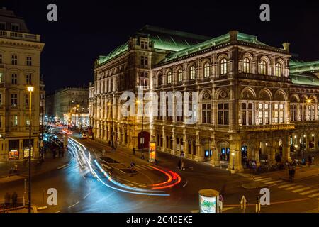 Wiener Oper bei Nacht. Verkehr Nacht Bewegung Bewegung Wiener Staatsoper. Stockfoto