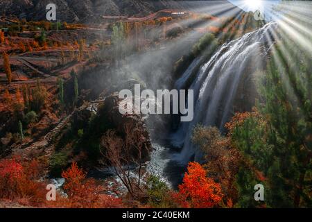 Der Tortum Wasserfall ist der größte Wasserfall und einer der bemerkenswertesten Naturschätze der Türkei. Foto aufgenommen am 14th. Oktober 2019, Erzurum Stockfoto