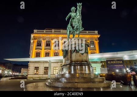 Nachtansicht der Albertina, Wien. Reiterstatue des Erzherzogs Albert vor der Albertina bei Nacht, Wien, Österreich. Stockfoto