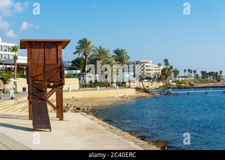 Rettungsturm am Strand. Paphos, Zypern. Das Konzept der Sicherheit und des Dispatching. Stockfoto