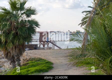 Rettungsturm am Strand. Paphos, Zypern. Das Konzept der Sicherheit und des Dispatching. Stockfoto