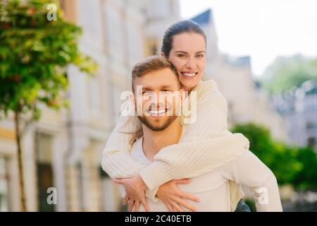 Junge und glückliche Mann und Frau, die Spaß auf der Straße. Stockfoto