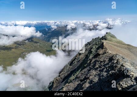 Auf dem Gipfel des Mont de l'Etoile, Val d'Arolla, Kanton Wallis. Links das Val d'Hérémence. Stockfoto