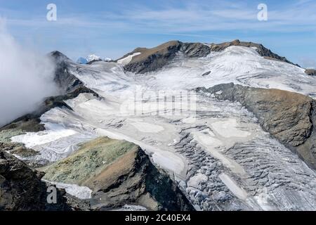 Auf dem Gipfel des Mont de l'Etoile, Val d'Arolla, Kanton Wallis. Blick zur Pointe de la Vouasson. Ganz hint the Mont Blanc. Stockfoto