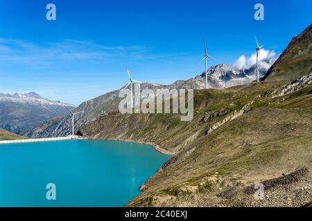 Windenergieanlage beim Griessee beim Nufenenpass. Nufenen-Region, Kanton Wallis. Stockfoto