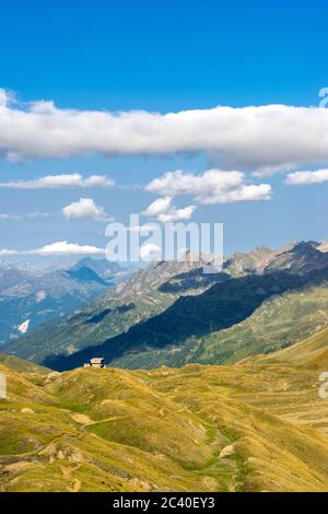 Die Capanna Corno-Gries CAS im Val Corno, Kanton Tessin. Sicht Richtung Val Bedretto. (Keine Eigentumsfreigabe) Stockfoto