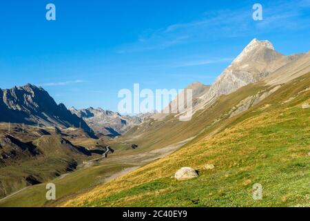 Der Albulapass mit dem Piz Üertsch (Gipfel aus hellem Dolomitgestein) ganz rechts und dem Igl Compass (Zweiter von rechts). Ganz klein ist das Hospiz Stockfoto