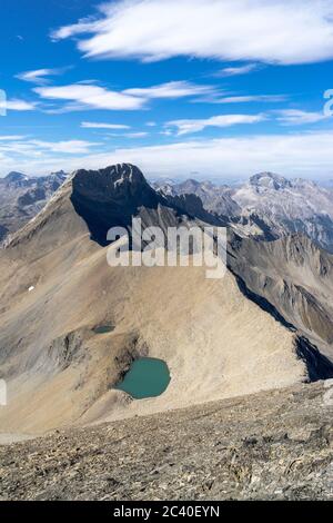 Der Piz Üertsch (Gipfel aus Dolomit-Gestein) und der Piz Ela (rechts hinten, ebenfalls Dolomit). Sicht vom Piz Blaisun (Kalk). Namenlose Seen. Albula- Stockfoto