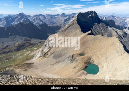 Der Piz Üertsch (Gipfel aus Dolomit-Gestein). Sicht vom Piz Blaisun (Kalk). Namenlose Seen. Links unten der Albulapass, Graubünden. Ganz klein is the Stockfoto