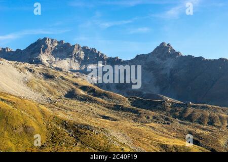 Die Chamanna d'Es-cha CAS im Val d'Es-cha. Piz Viroula (rechts) und Piz Val Müra (links). Oberengadin, Graubünden. Stockfoto