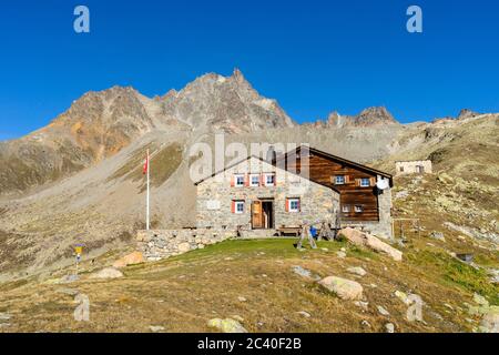 Die Chamanna d'Es-cha CAS mit der Bergspitze Aguoglia d'Es-cha, Val d'Es-cha, Oberengadin, Graubünden. (Keine Eigentumsfreigabe) Stockfoto