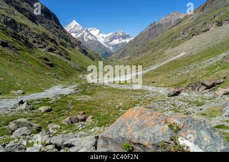 Das Tal der Täschalpen mit dem Mellichbach oberhalb Täsch, Mattertal, Kanton Wallis. Hinten Weisshorn, Bishorn und Brunegghorn (von links). Stockfoto