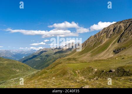 Das obere Val Bedretto mit der Nufenenpassstrasse, Kanton Tessin. Von rechts Pizzo Grandinagia und Poncione di Valleggia. Stockfoto