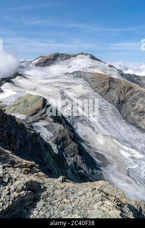 Auf dem Gipfel des Mont de l'Etoile, Val d'Arolla, Kanton Wallis. Blick zur Pointe de la Vouasson. Ganz hint links der Mont Blanc. Stockfoto