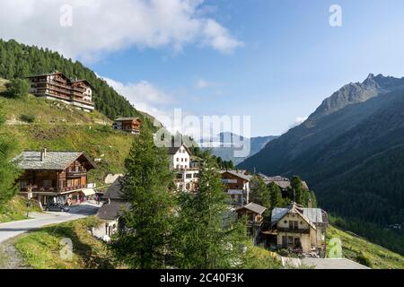 Das Dorf Arolla zuhinterst im Val d'Arolla, Kanton Wallis. In der Bildmitte der Sasseneire, rechts die Petite Dent de Veisivi. (Keine Eigentumsfreigabe) Stockfoto