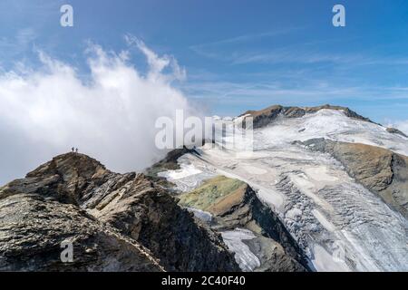 Auf dem Gipfel des Mont de l'Etoile, Val d'Arolla, Kanton Wallis. Blick zur Pointe de la Vouasson. (Keine Modellfreigabe) Stockfoto