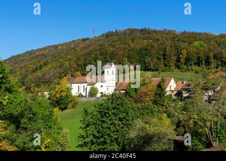 Das Dorf Grindel im Solothurner Jura Schwarzbubenland) mit dem Rütliberg dahinter. (Keine Eigentumsfreigabe) Stockfoto