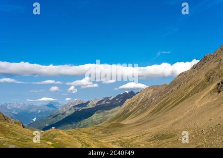 Die Capanna Corno-Gries CAS im Val Corno, Kanton Tessin. Sicht Richtung Val Bedretto. Hinten rechts Poncione di Valleggia. (Keine Eigentumsfreigabe) Stockfoto