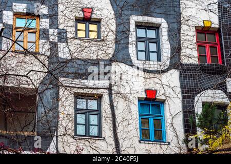 Im Hundertwasser Museum ( Kunst Haus Wien ) befindet sich eine Sammlung von Werken des Wiener Künstlers Freidrich Hundertwasser, der das Kultgut entworfen hat Stockfoto