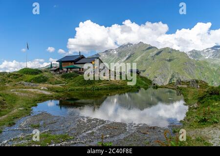 Die Cabane Brunet mit dem Bec des Rosses im Hintergrund, Val de Bagnes, Kanton Wallis (keine Eigentumsfreigabe) Stockfoto