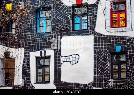 Teil der farbigen Fassade mit Mosaikornamenten des Hundertwasser Museums ( Kunst Haus Wien ), Wien, Österreich. Stockfoto