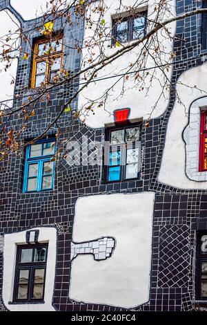 Museum Hundertwasser – Kunst Haus Wien Bunte Schachbrettfassade mit Mosaikmuster. Stockfoto