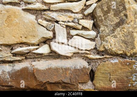 Mehrfarbige Steine auf dem Boden. Verschiedene Formen und Größen. Textur der Steinbeschichtung. Stockfoto