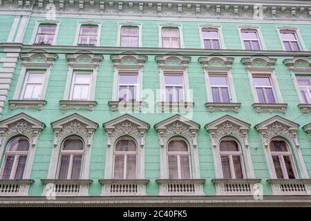 Wiener Architektur. Renovierte farbige Fassade eines alten Wohnhauses. Nahaufnahme. Stockfoto