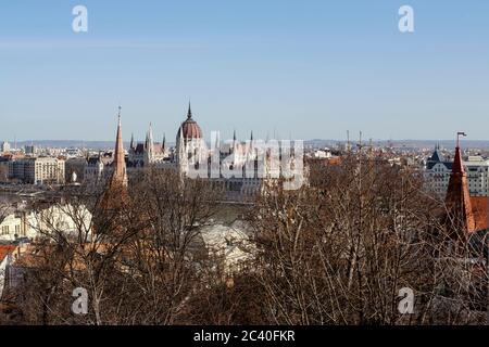 Blick über die Donau von Víziváros in Buda nach Pest am gegenüberliegenden Ufer, mit dem Parlamentsgebäude prominent: Budapest, Ungarn Stockfoto