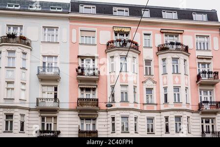 Wiener Architektur. Renovierte farbige Fassade eines alten Wohngebäudes. Stockfoto