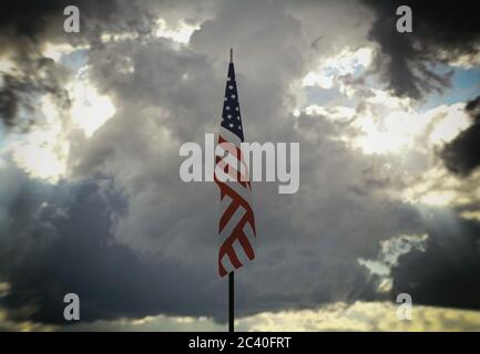 Flagge der Vereinigten Staaten von Amerika auf einem Stock, dunkle Wolken im Hintergrund, 3D-Illustration Stockfoto