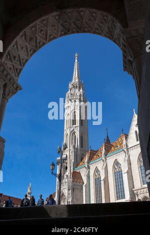 Die Kirche Mátyás Templom, Szentháromság tér, Várhegy, Budapest, Ungarn, von der Fischerbastei aus gesehen Stockfoto