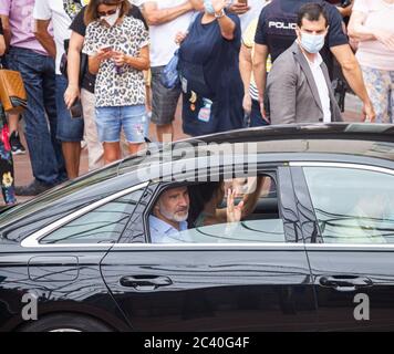 Las Palmas, Gran Canaria, Kanarische Inseln, Spanien. Juni 2020. Der König und die Königin von Spanien, König Felipe VI und Königin Letizia (Mitte) besuchen Las Palmas auf Gran Canaria zu Beginn einer landesweiten Tour, um die Bemühungen des spanischen Volkes während der Pandemie von Covid 19 zu ehren. Der spanische Alarm-/Sperrzustand endete am 21. Juni. IM BILD: Der König und die Königin winken vom offiziellen Auto aus auf die Öffentlichkeit. Kredit:Alan Dawson/Alamy Live Nachrichten. Stockfoto