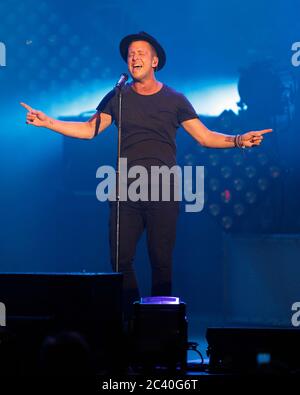 OneRepublic Frontmann Ryan Tedder tritt mit dem Rest der Band im Cruzan Amphitheatre in West Palm Beach, Florida auf. Stockfoto