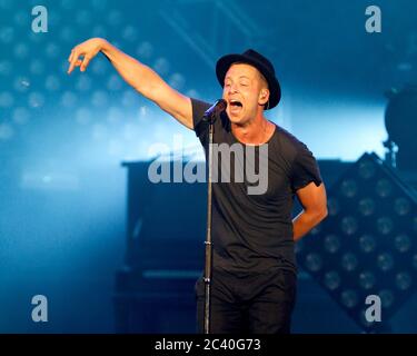 OneRepublic Frontmann Ryan Tedder tritt mit dem Rest der Band im Cruzan Amphitheatre in West Palm Beach, Florida auf. Stockfoto