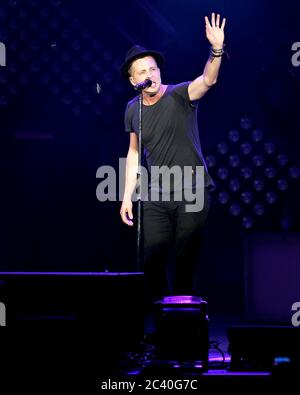 OneRepublic Frontmann Ryan Tedder tritt mit dem Rest der Band im Cruzan Amphitheatre in West Palm Beach, Florida auf. Stockfoto