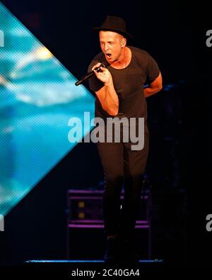 OneRepublic Frontmann Ryan Tedder tritt mit dem Rest der Band im Cruzan Amphitheatre in West Palm Beach, Florida auf. Stockfoto