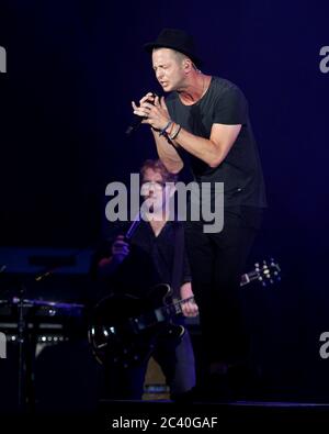 OneRepublic Frontmann Ryan Tedder tritt mit dem Rest der Band im Cruzan Amphitheatre in West Palm Beach, Florida auf. Stockfoto