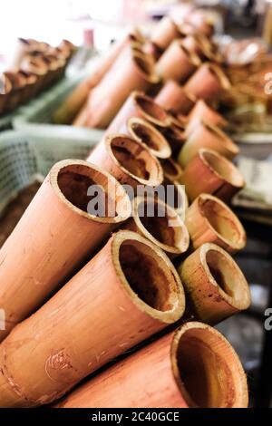 Klebriger Reis in Bambusgelenken geröstet, traditionelle thailändische Küche Stockfoto