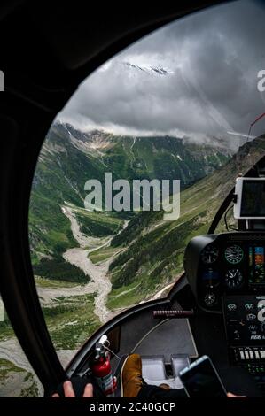 Wildromantisches Gasterntal in den Berner Alpen vom Hubschrauber aus gesehen Stockfoto