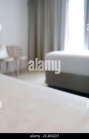 Verschwommener Hintergrund eines Schlafzimmers in einem Hotel Stockfoto
